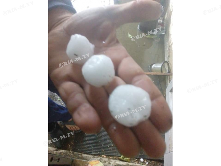 Под Мелитополем выпал огромный град: куски льда побили крыши (фото)